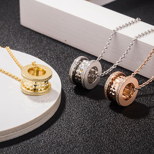 Chaîne avec pendentif micro diamant
